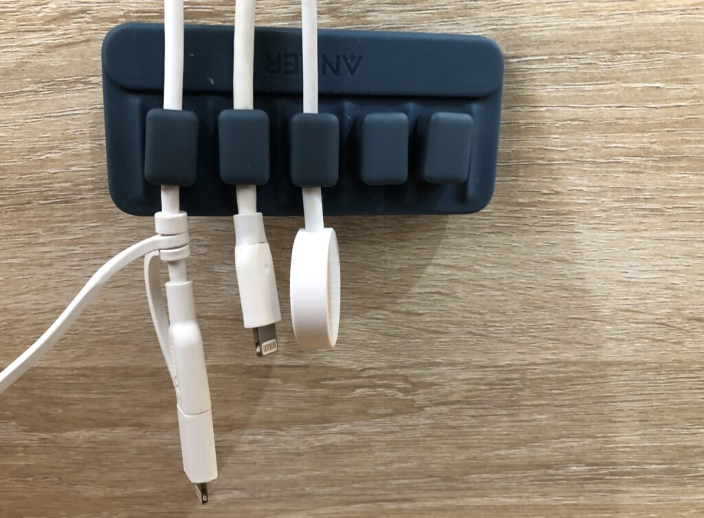 ANKER マグネットケーブルホルダー 本体 ケーブル設置写真