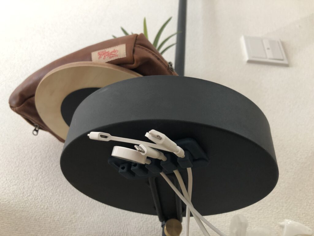 ANKER マグネットケーブルホルダー 設置写真